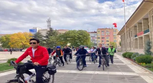 Eskişehir'de Cumhuriyet'in 102. yılı kutlamaları kapsamında bisiklet turu düzenlendi