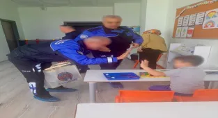 Eskişehir'de polis ekipleri özel gereksinimli çocuklara oyuncak hediye etti 