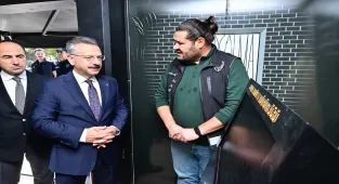 Eskişehir Valisi Aksoy narko tırı ziyaret etti