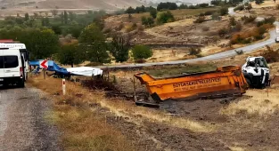 Güdül'de devrilen kamyonun sürücüsü yaralandı