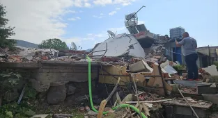 GÜNCELLEME 2 - İzmir'de evde patlama meydana geldi, 1 kişi yaralandı