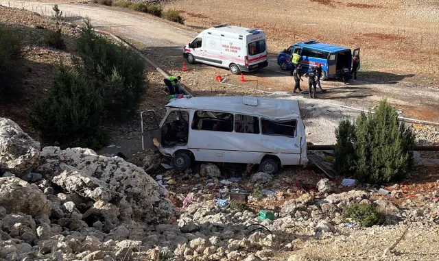 GÜNCELLEME 2 - Mersin'de şarampole yuvarlanan işçi servisindeki 4 kişi öldü, 14 kişi yaralandı