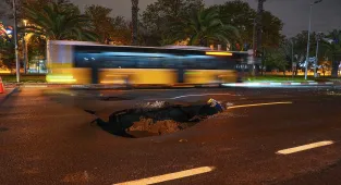 GÜNCELLEME - Fatih'te kuvvetli sağanak nedeniyle yol çöktü