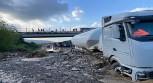 Hatay'da sağanak: Ev ve iş yerlerini su bastı, araçlar yollarda mahsur kaldı