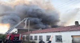 GÜNCELLEME - İzmir'de depoda çıkan yangın kontrol altına alındı