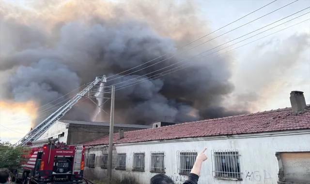 GÜNCELLEME - İzmir'de depoda çıkan yangın kontrol altına alındı