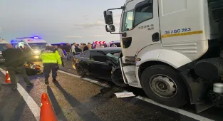 GÜNCELLEME - Van'da tanker ile otomobilin çarpışması sonucu 3 kişi öldü, 3 kişi yaralandı