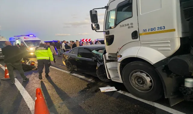 GÜNCELLEME - Van'da tanker ile otomobilin çarpışması sonucu 3 kişi öldü, 3 kişi yaralandı