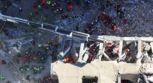 İçişleri Bakan Yardımcısı Aktaş'tan, Kocaeli'de çöken binanın enkazından sağ çıkarılan Dilara Bilir'e ziyaret