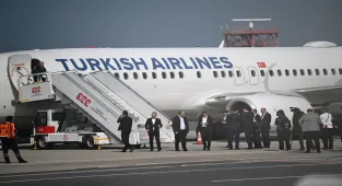 İsrail'in alıkoyduğu Özgürlük Filosu aktivistlerini Türkiye'ye getiren THY uçağı İstanbul'a ulaştı 