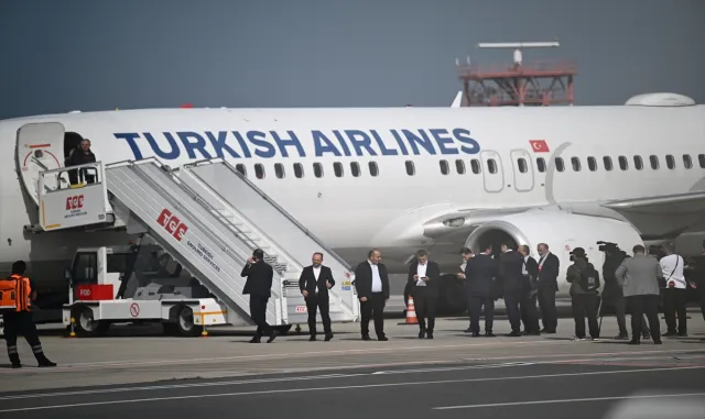 İsrail'in alıkoyduğu Özgürlük Filosu aktivistlerini Türkiye'ye getiren THY uçağı İstanbul'a ulaştı