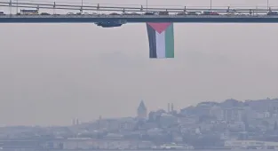 İstanbul Boğazı'ndaki köprülere Filistin'e destek için bayrak asıldı