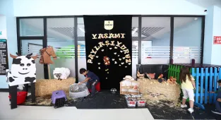 Kayseri'de çocuklar, kütüphaneye getirilen kuzu, kedi, kuş, balık gibi hayvanları besledi