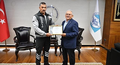 Kayseri'de tramvayın yolcuya çarpmasını önleyen güvenlik görevlisine ödül