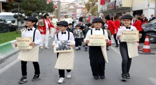 Kırklareli'nde Cumhuriyet'in ilanının sembollerinden gazeteci çocuklar Cumhuriyet manşetli gazete dağıttı
