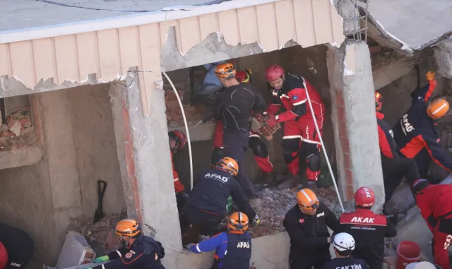 Kocaeli'de binanın çöktüğü bölgede evleri tedbiren boşaltılan aileler misafir edilecek