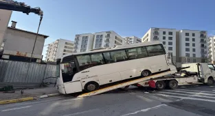 Kocaeli'de binanın duvarına çarpan midibüsteki 3'ü polis 7 kişi yaralandı