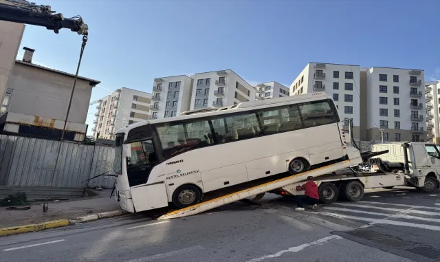 Kocaeli'de binanın duvarına çarpan midibüsteki 3'ü polis 7 kişi yaralandı