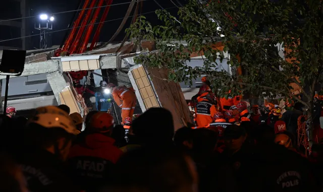 Kocaeli'de çöken binanın enkazında bilirkişi heyeti inceleme yapıyor