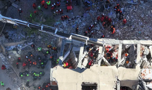 Kocaeli'de çöken binanın enkazındaki çifti arama çalışması sürüyor