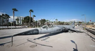 Mersin Büyükşehir Belediyesinden sahilde sergilenen uçağın sökülmesine ilişkin açıklama: