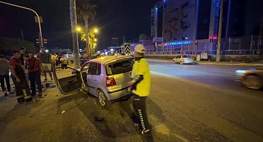 Mersin'de Direklere ve Refüje Çarpan Otomobil Sürücüsü Yaralandı
