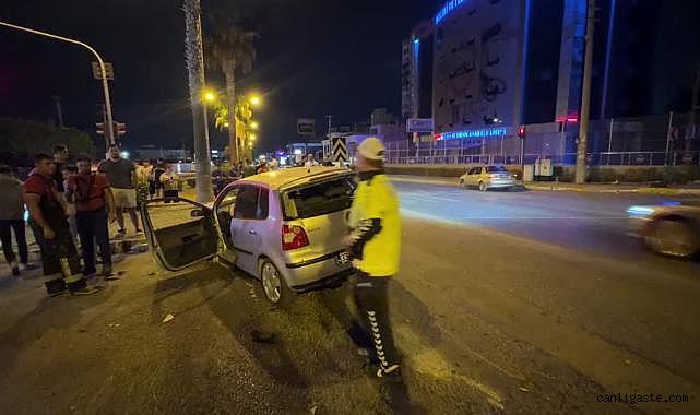 Mersin'de Direklere ve Refüje Çarpan Otomobil Sürücüsü Yaralandı