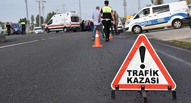 Midibüsle çarpışan otomobilin sürücüsü hayatını kaybetti