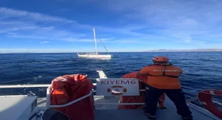 Muğla açıklarında sürüklenen teknedeki 2 kişi kurtarıldı