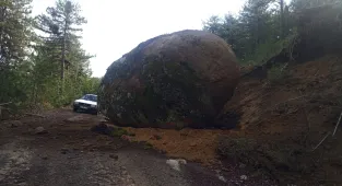 Sındırgı'daki depremin ardından Kütahya'da yamaçtan kopan kaya yolu kapattı