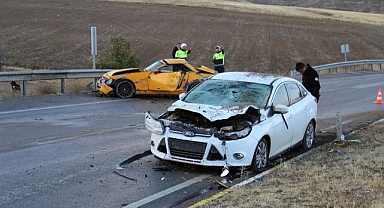 Sivas Kayseri yolunda otomobillerin çarpıştığı kazada sürücüler ağır yaralandı