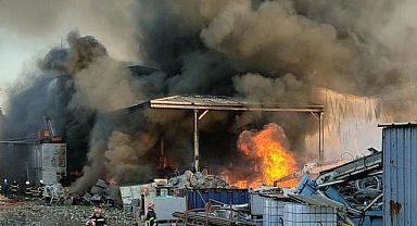 Ümraniye'de Mobilya Fabrikasında Çıkan Yangın Söndürüldü