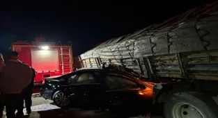 Afyonkarahisar'da tır ile otomobilin çarpıştığı kazada 2 kişi öldü, 2 kişi yaralandı