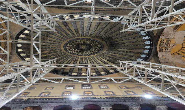 AK Parti heyeti Ayasofya-i Kebir Cami-i Şerifi'ndeki restorasyonu inceledi