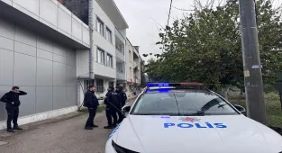 Bursa'da eve taş atan oğlunu yakalamak isterken balkondan düşen baba yaralandı