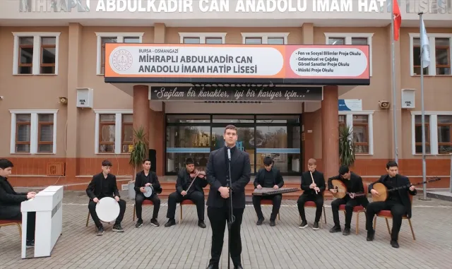 Bursa'da lise öğrencileri, Öğretmenler Günü dolayısıyla öğretmenlere ithafen yapılan besteyi seslendirdi