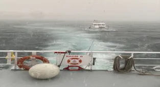 Çanakkale Boğazı'nda arızalanıp sürüklenen tekne kurtarıldı