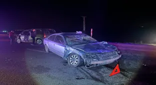 Çorum'da iki otomobilin büyükbaş hayvana çarpması sonucu 3 kişi yaralandı