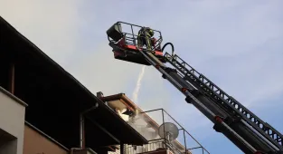 Denizli'de apartmanın çatı katında çıkan yangında 2 kişi dumandan etkilendi