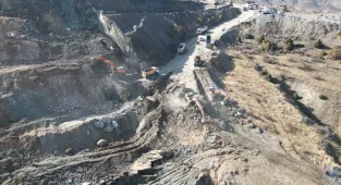 GÜNCELLEME - Sivas'ta demir madeni ocağında göçük altında kalan kişiyi arama çalışması sürüyor