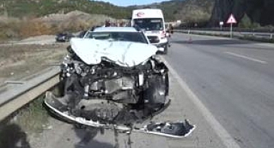 Kamyon ile otomobilin çarpıştığı kazada 3 kişi yaralandı