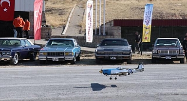 Kayseri'de klasik otomobil ve model uçak tutkunlarından gösteri 