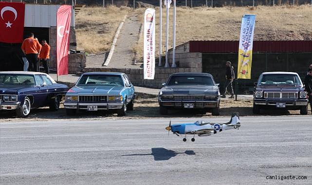 Kayseri'de klasik otomobil ve model uçak tutkunlarından gösteri 