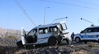 Kayseri'de lokomotif hafif ticari araca çarptı: 2 kişi yaralandı