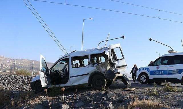 Kayseri'de lokomotif hafif ticari araca çarptı: 2 kişi yaralandı