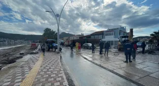 Sağanağın etkili olduğu İzmir Foça'da yaşayanlar altyapıdan şikayetçi