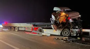 Sakarya'da kamyona çarpan tırın sürücüsü yaralandı