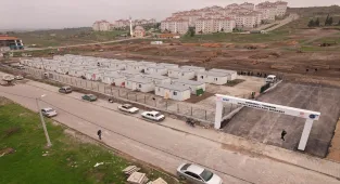 Sındırgı'da evleri hasar gören vatandaşlar geçici yaşam merkezine yerleştiriliyor