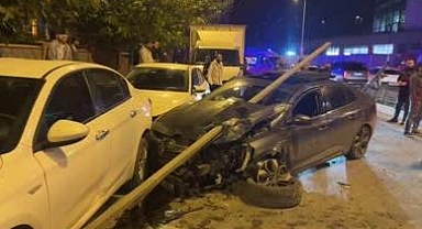 Yön levhasına çarpan otomobil park halindeki araçlara çarparak durdu