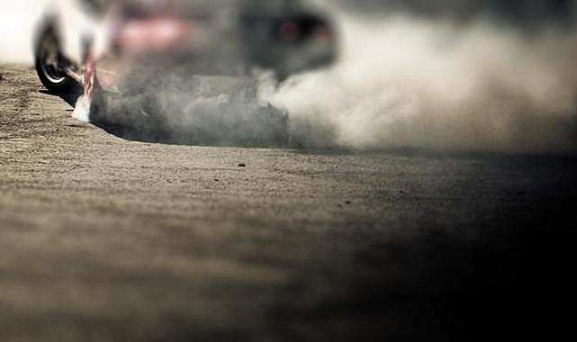 Abartı egzozlu otomobille drift atan sürücünün aracı trafikten men edildi